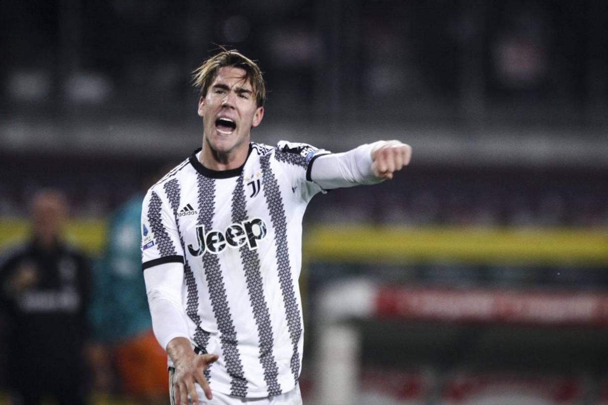 ¡Bombazo en París! Según han informado en Foot Mercato, el PSG ha llegado a un acuerdo con Dusan Vlahovic. El serbio firmaría un contrato de cinco temporadas con el club parisino, es decir, hasta junio de 2028. Además, el delantero tendría un salario de 11 millones de euros por temporada.