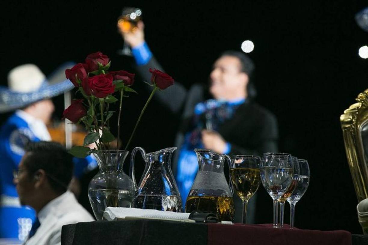 A Juan Gabriel nunca le faltaban las flores ni la bebida en sus conciertos.