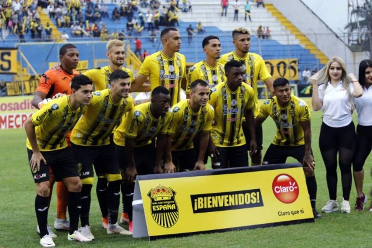 El 11 titular del Real España posando para la foto.