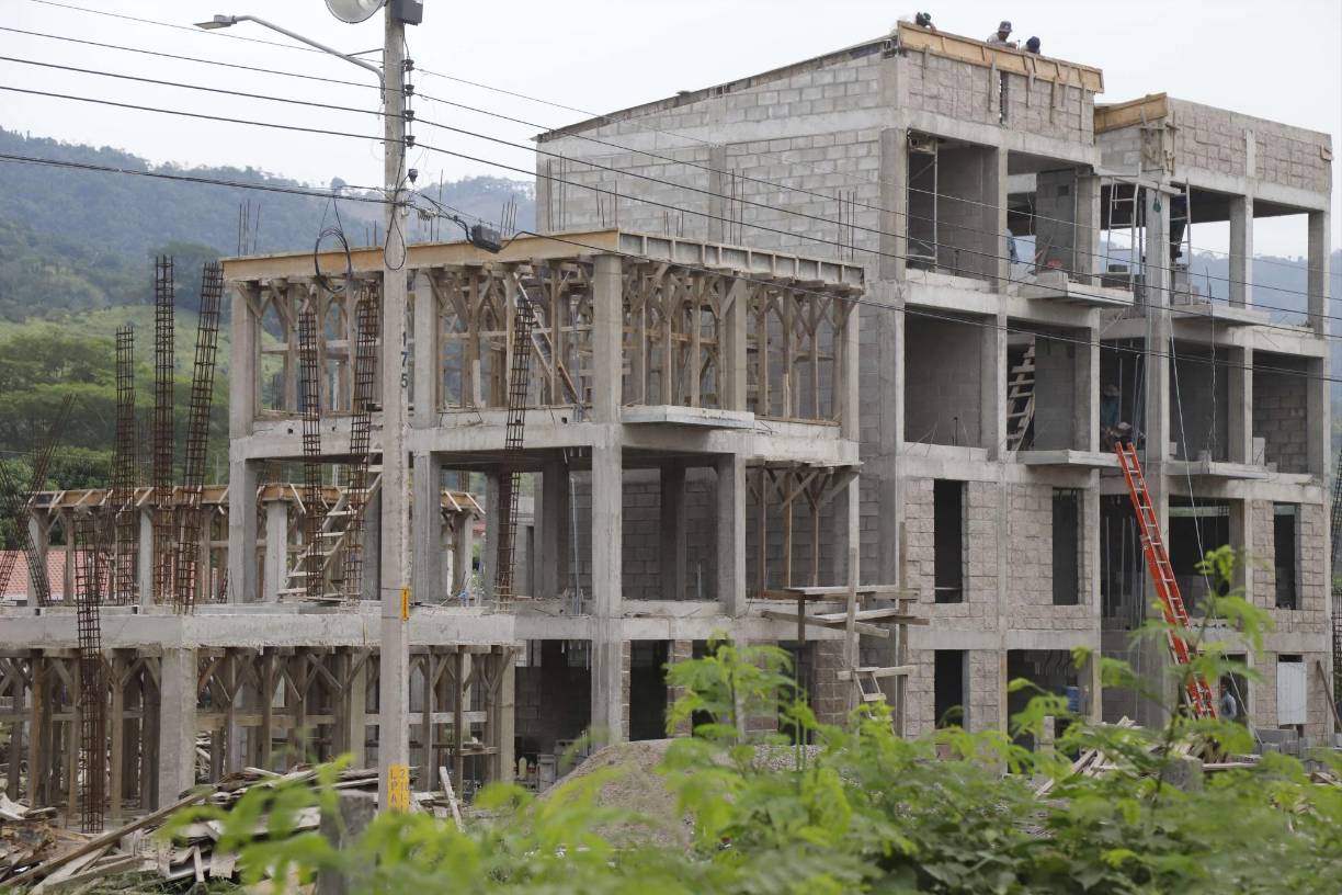 Una de las obras, la más grande a juzgar por la cantidad de viviendas, está ubicada en Macuelizo, Santa Bárbara, en su mayoría para familias que perdieron sus casas en la comunidad de La Reyna en Protección.