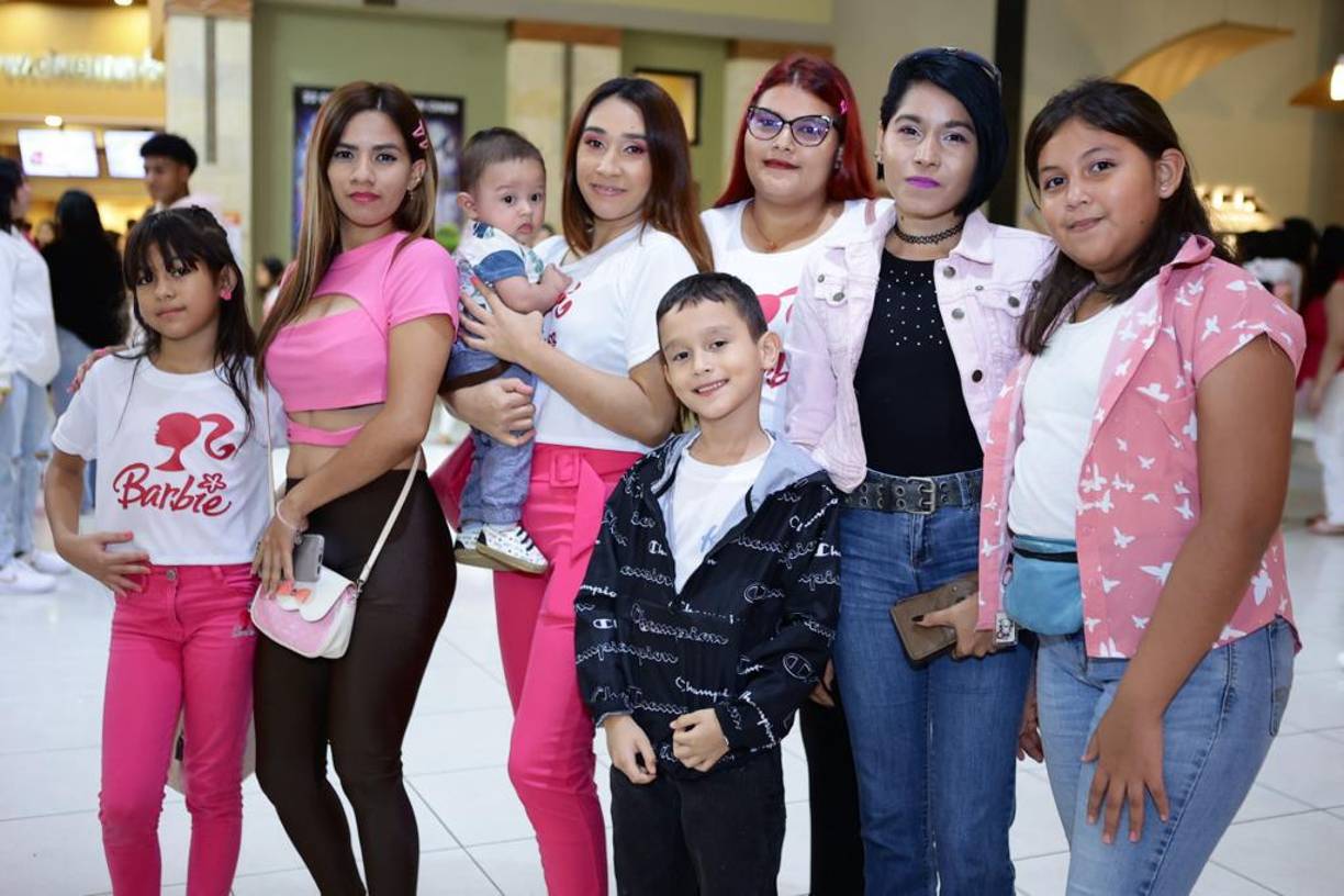 ¡Locura rosa! Así se lucen los sampedranos por estreno de Barbie