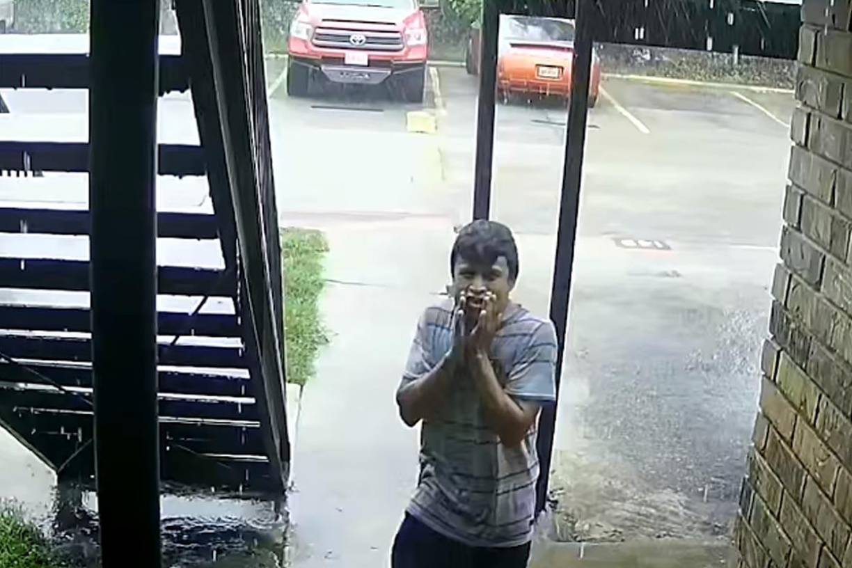 El sargento Raúl Granados, de la Policía de Pasadena, explicó a la cadena Univision que los sujetos “se llevaron joyas, joyas de oro, creo una esclava. Se llevaron unas cadenas que tenía el dueño del apartamento, que él, inclusive se acababa de ir del apartamento”.