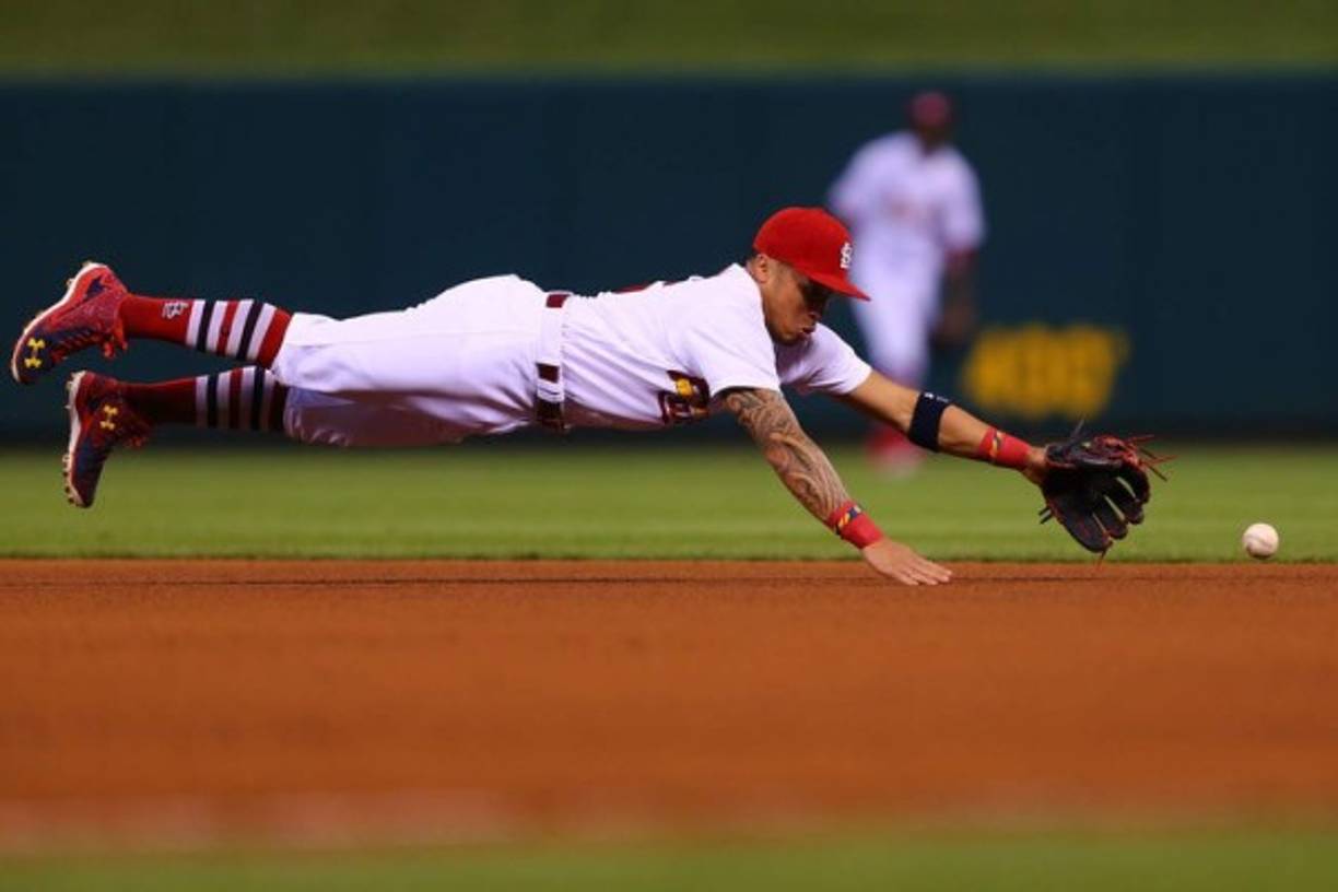 BÉISBOL. Lanzada de un cardenal. Kolten Wong, de los Cardenales de St. Louis, intenta atrapar la pelota al ras de la tierra en la tercera entrada frente a los Padres de San Diego en el Busch Stadium en St. Louis, Missouri.