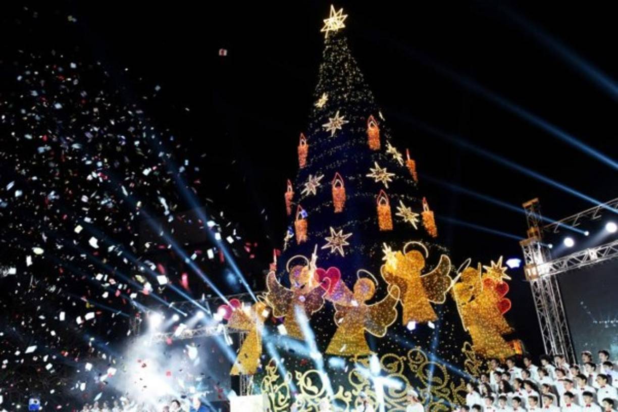 La gente celebra el principal árbol de Navidad georgiano en el centro de Tbilisi, capital de Georgia.