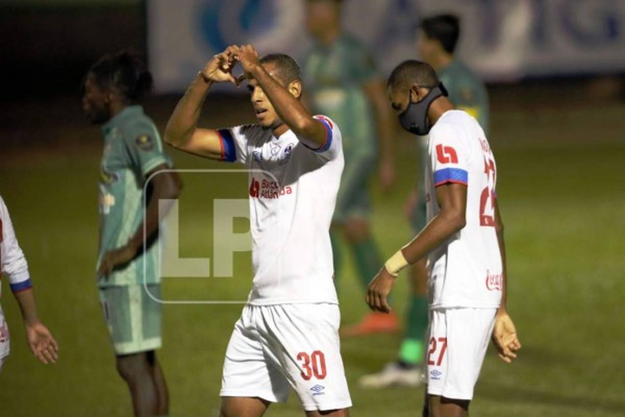 Eddie Hernández entró de cambio y firmó el tercer gol del Olimpia. Así lo festejó.
