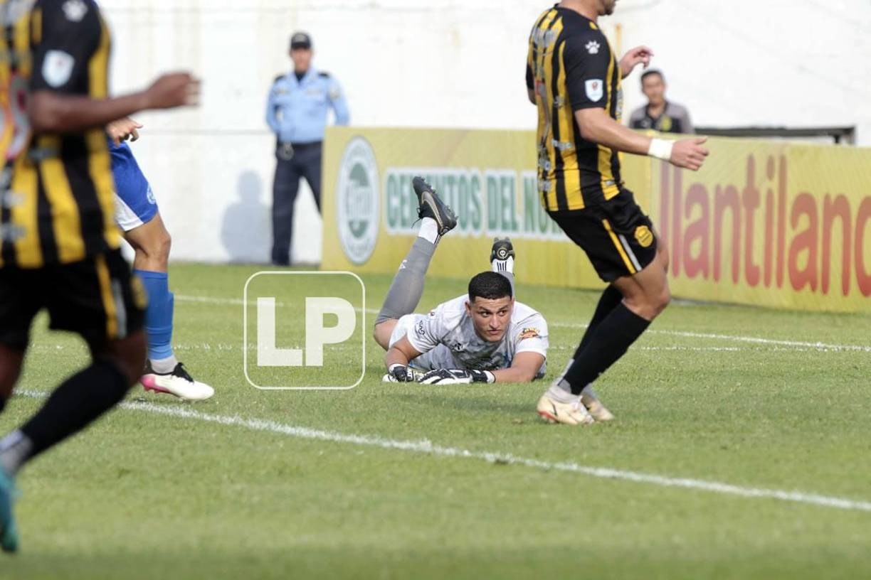 El portero Harold Fonseca observando como el balón entra en su portería tras el gol de Yeison Mejía para el 1-0 del Real España.