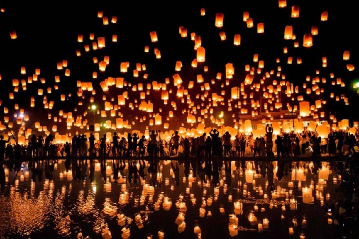 Tailandia. Espectáculo mágico de linternas. El Festival del Yi Peng inició ayer en la ciudad de Chiang Mai, luminando los cielos con miles de linternas que veneran la luz de Buda y la diosa del río.