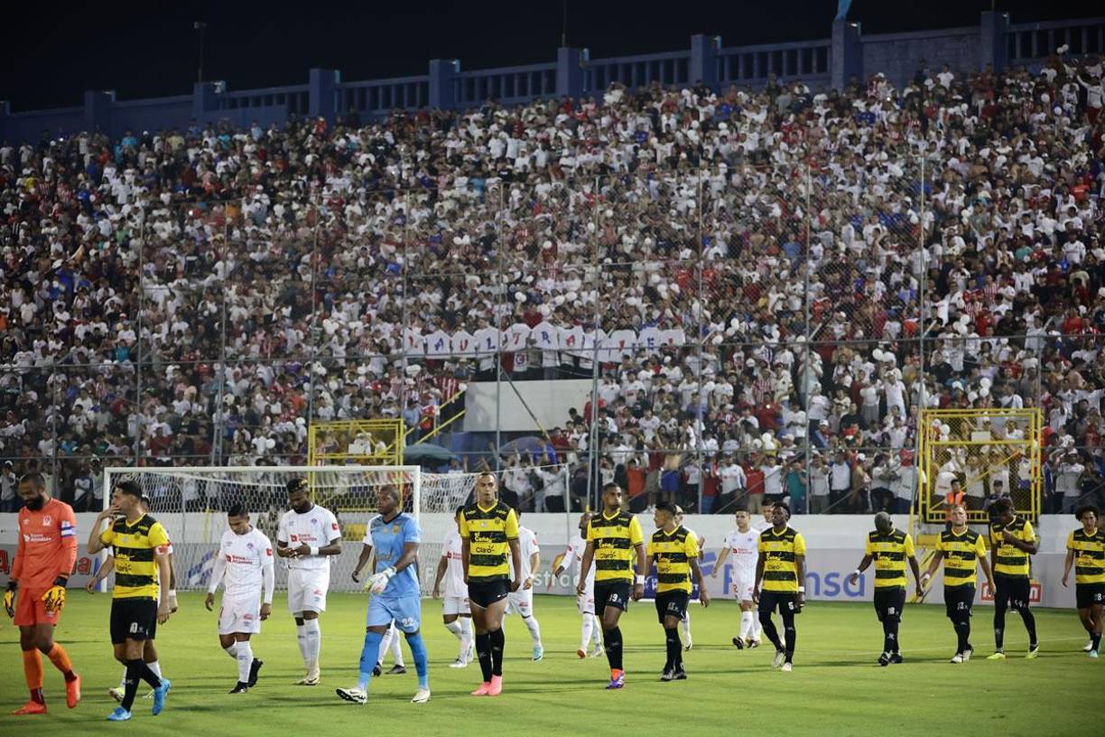 La salida de los equipos de Real España y Olimpia a la cancha, con la afición olimpista de fondo.