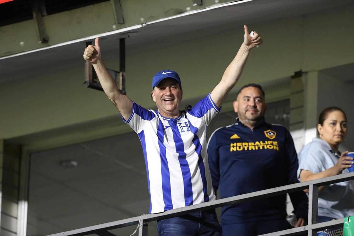 Otro que vibró con los goles de la Selección de Honduras fue el cantante uruguayo Christian Puga, vocalista de la banda ‘Los Ladrones Sueltos‘. El intérprete de ‘La rubia en el avión‘ es hincha de la Bicolor.