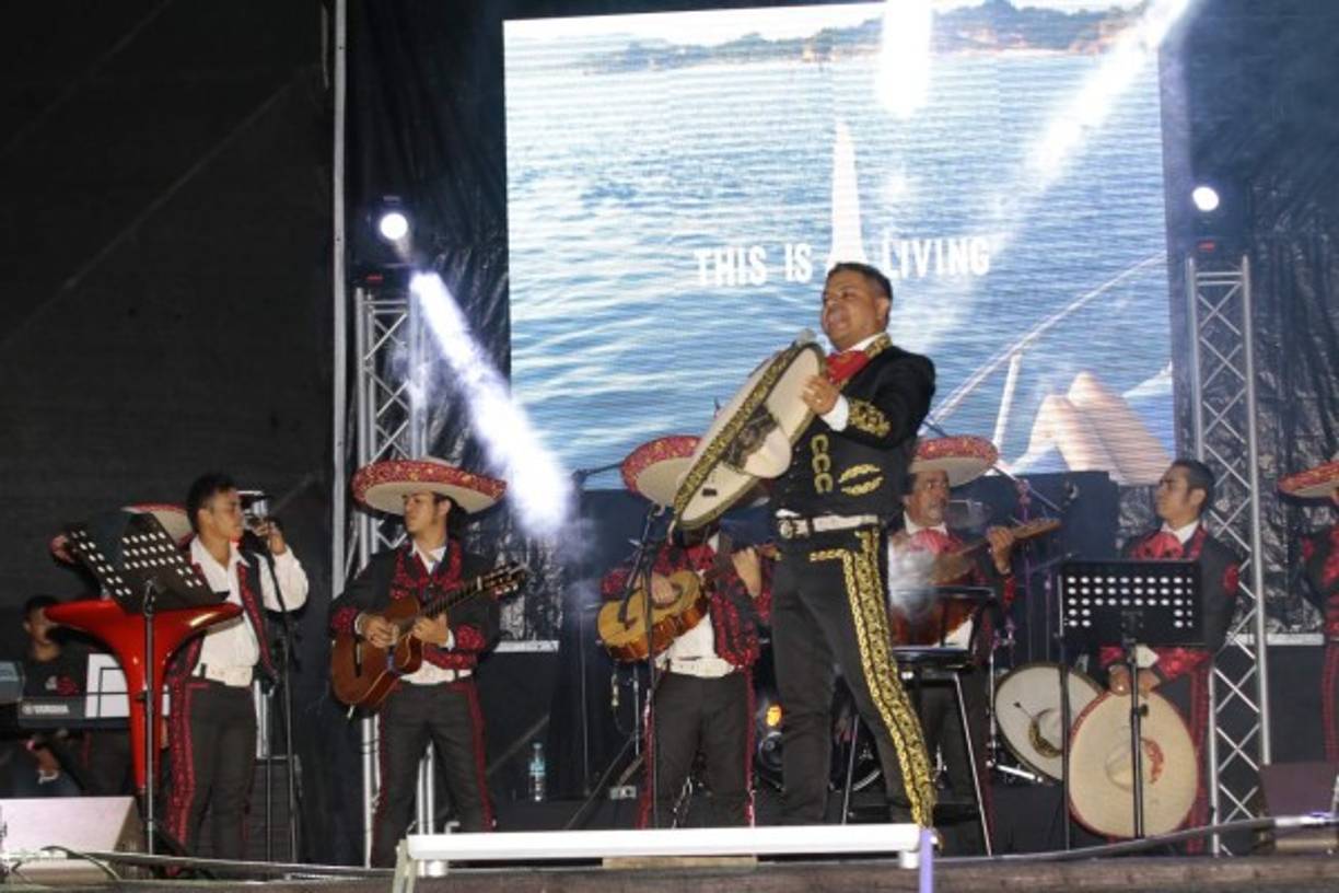 Desde la voz ranchera Jorge Duarte, mariachi Los Halcones, un público fervoroso, detalles mexicanos y alegría.