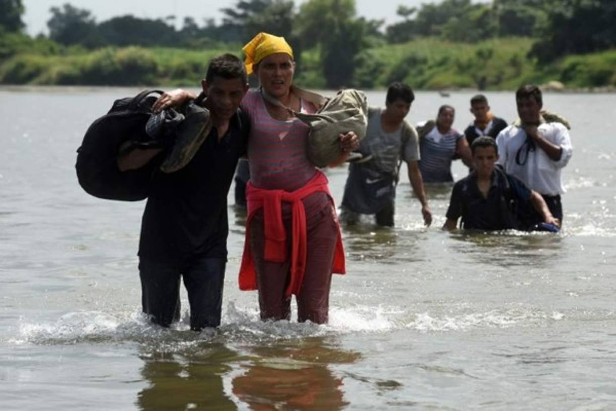 Los migrantes salvadoreños que se dirigen en una caravana a los EEUU. Llegando ayer a Ciudad Hidalgo, México, después de cruzar el río Suchiate desde Ciudad Tecún, Uman, Guatemala.