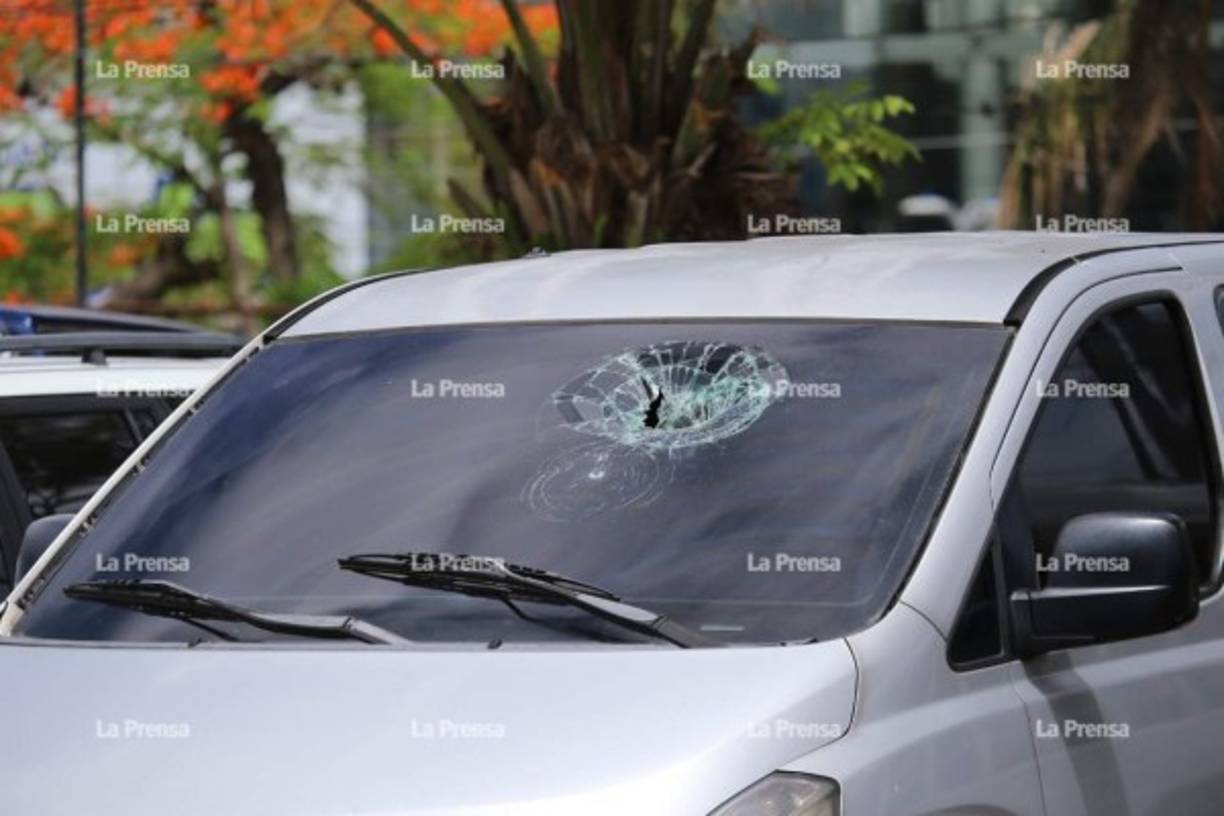 Se informó que los manifestantes lanzaron piedras a los vehículos en las cercanías.
