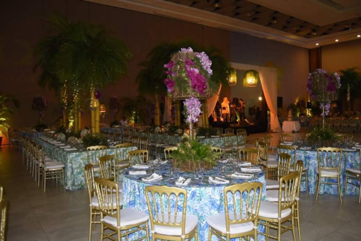 La inspiración Como Charlie y Sabri se comprometieron en La Habana, Cuba; esa ciudad y su cultura inspiró la magnífica decoración.