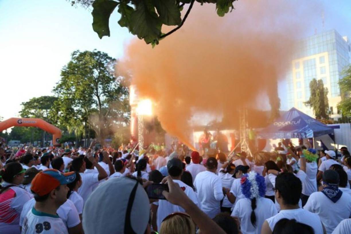 El ambiente de solidaridad y alegría era evidente en los participantes en el Colorun 2014.