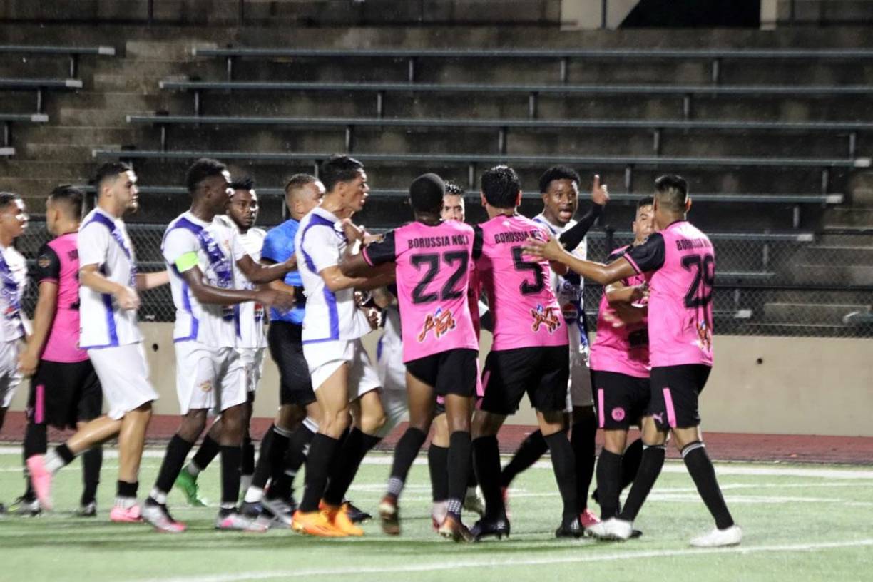 Los ánimos se calentaron en el partido y los jugadores de ambos equipos protagonizaron la batalla campal.