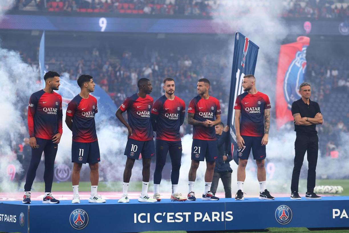 Antes del inicio del partido, el PSG presentó a los fichajes de esta temporada y al entrenador Luis Enrique Martínez, delante de los aficionados parisinos.