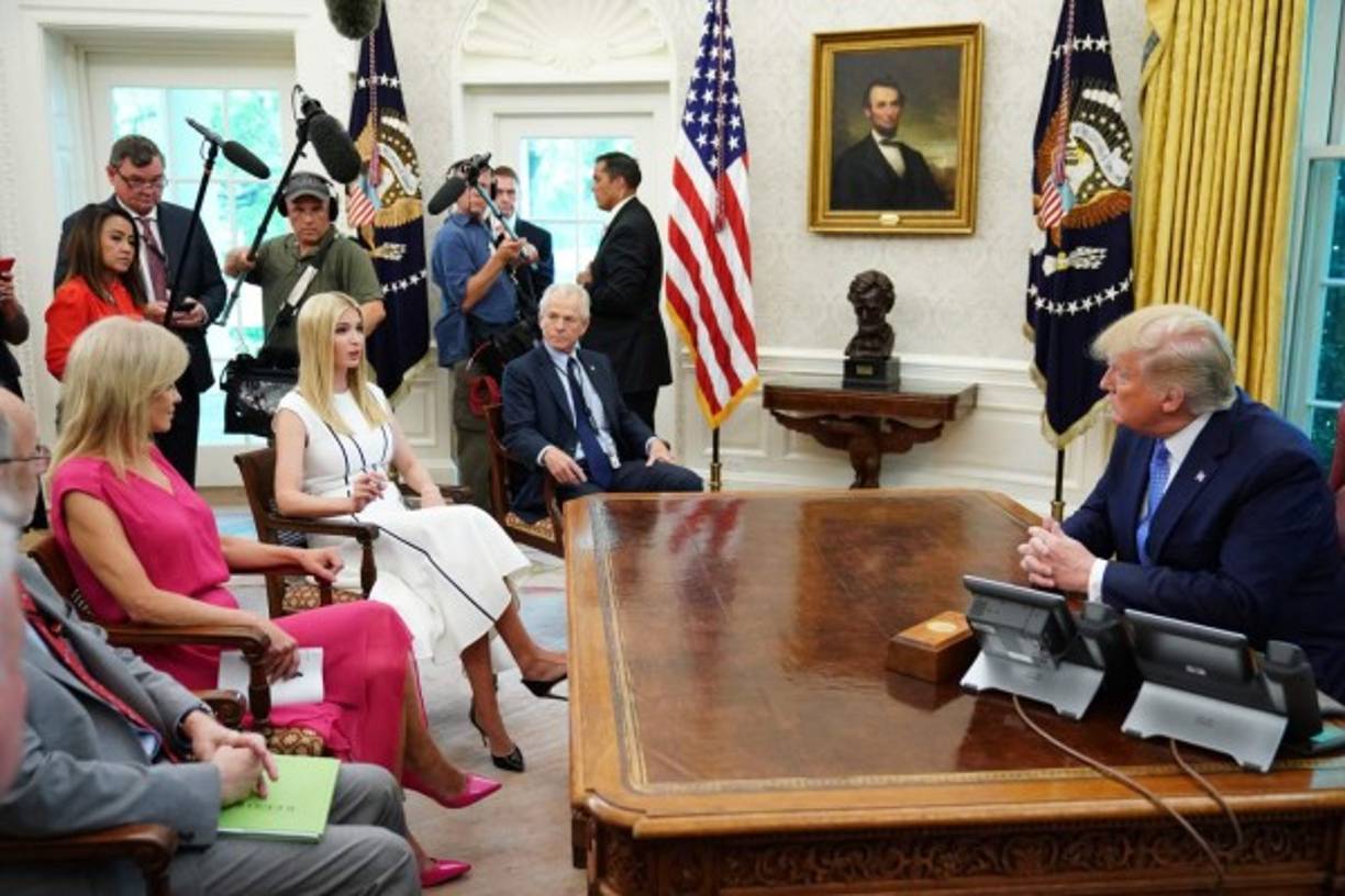 Ivanka, graduada de la escuela de negocios de la universidad de Pensilvania al igual que su padre, goza de una gran popularidad entre los estadounidenses y no sorprendería que siga los pasos del patriarca en la Casa Blanca.