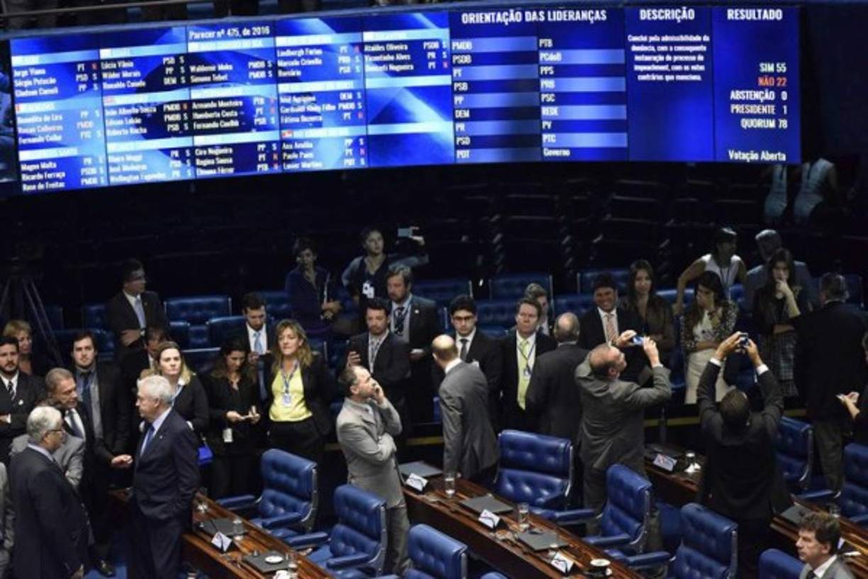 Al final de una maratónica sesión que duró casi 22 horas, 55 senadores de 81 se pronunciaron en favor de juzgar a la mandataria.