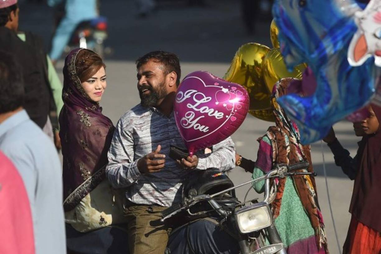 Aunque se pueden comprar regalos de temática amorosa cualquier otro día, las rosas rojas y otros artículos relacionados con el amor están estrictamente prohibidos en San Valentín, incluida la ropa roja. Foto AFP