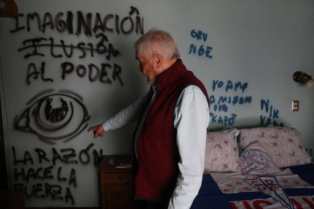 La habitación de Boric en la casa de sus padres muestra que el joven estaba destinado para una vida en la política. “Seamos realistas, hagamos lo imposible” o “la razón hace la fuerza”, se lee aún en los muros su cuarto.