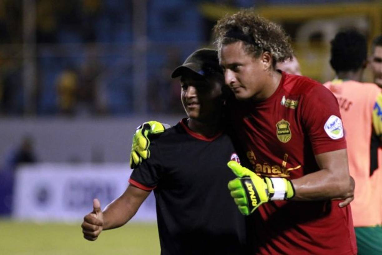 Kevin Hernández posa con un aficionado al final del partido.