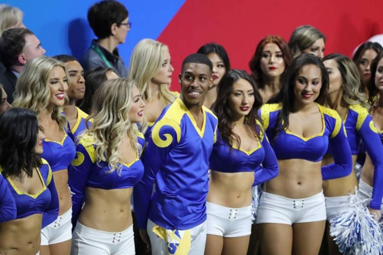 Llamó la atención que este fue el primer Super Bowl que contó porristas hombres.