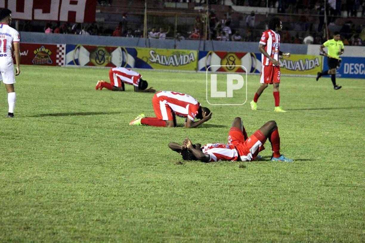 La tristeza de los jugadores del Vida tras la derrota contra el Olimpia.