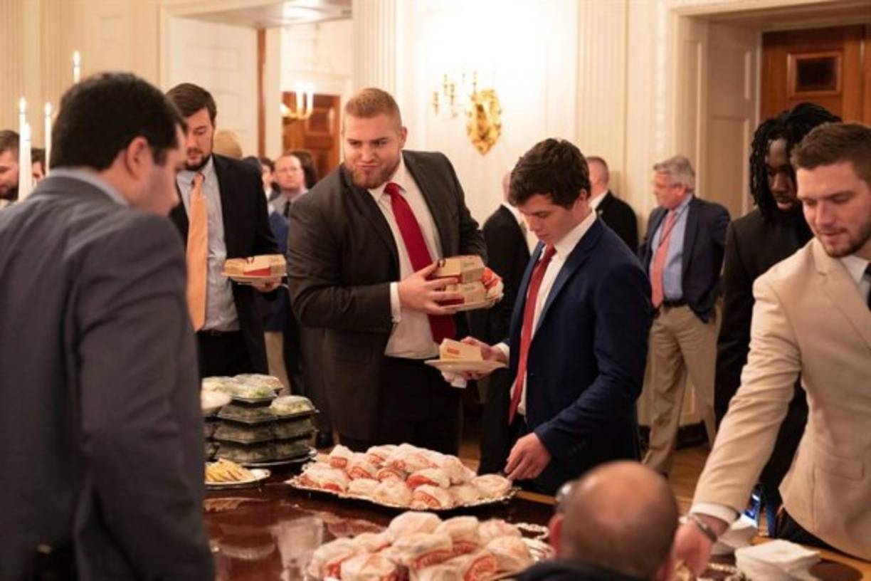 En una nota, la oficina presidencial indicó que Trump 'quería organizar un evento divertido para celebrar' el título de los Tigers de Clemson, por lo que decidió 'pagar personalmente' la comida rápida.
