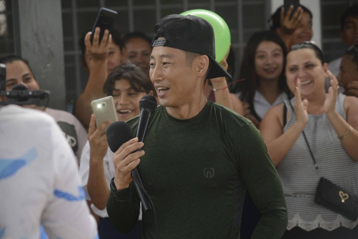 Diario La Prensa contactó a Shin Fujiyama, un carismático personaje, que tiene la misión loable de construir 1,000 escuelas en el país a través de su fundación Students Helping Honduras y otros aliados nacionales e internacionales.