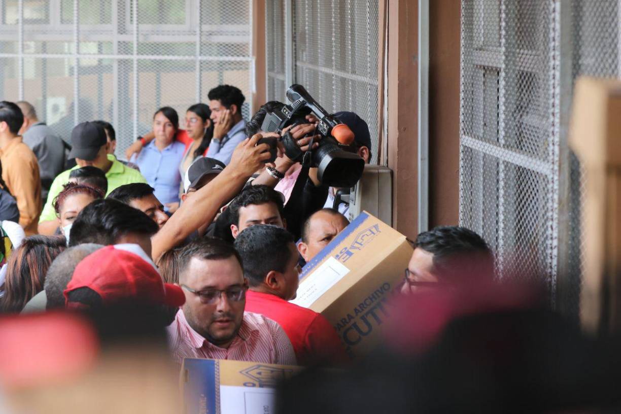 Las cajas con documentación fueron ingresadas a las instalaciones del Ministerio Público, que pasarán a una etapa de revisión, que podría demorar semanas, incluso meses. 