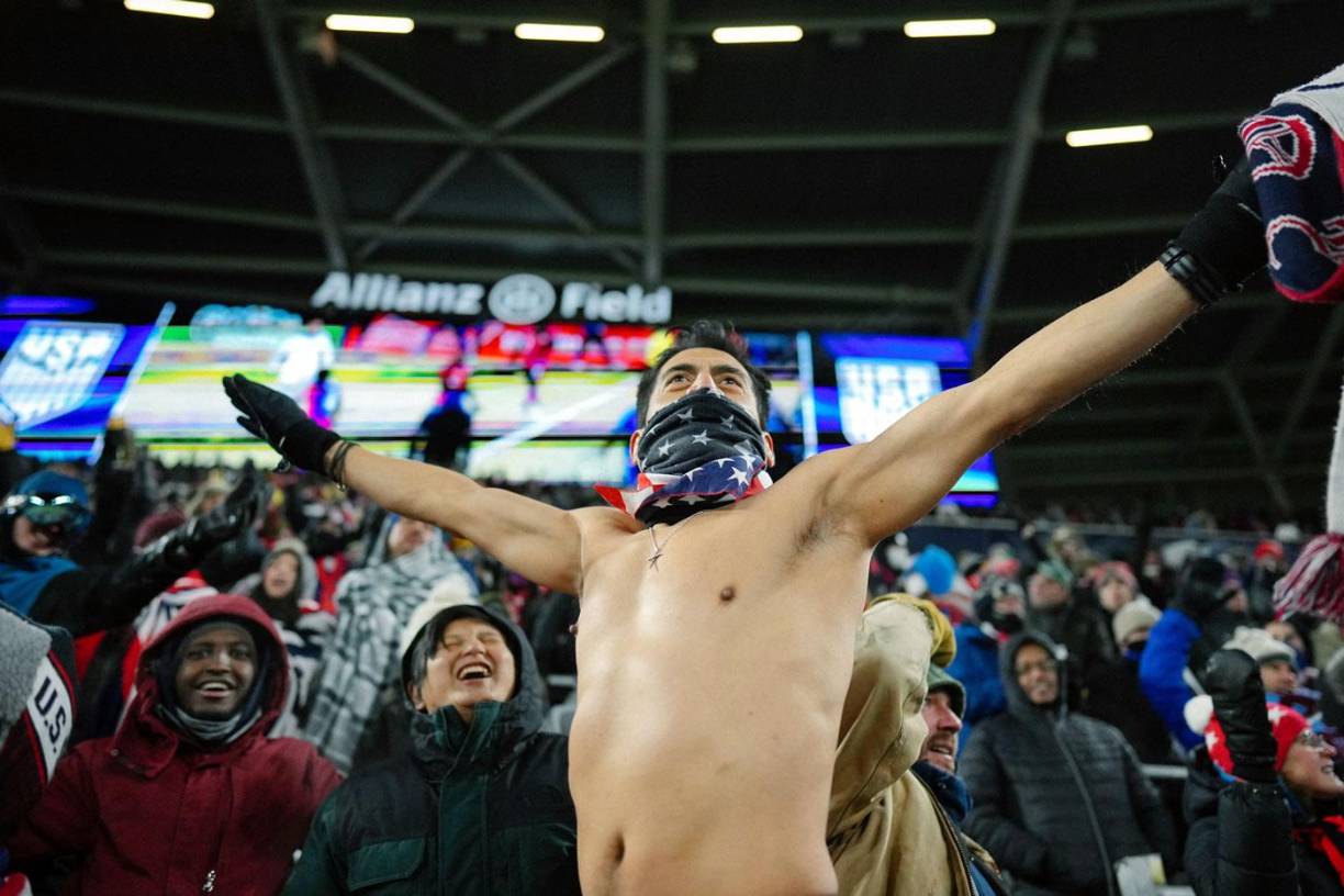 Pese al terrible frío, este aficionado apoyó a la Selección de Estados Unidos sin camiseta.