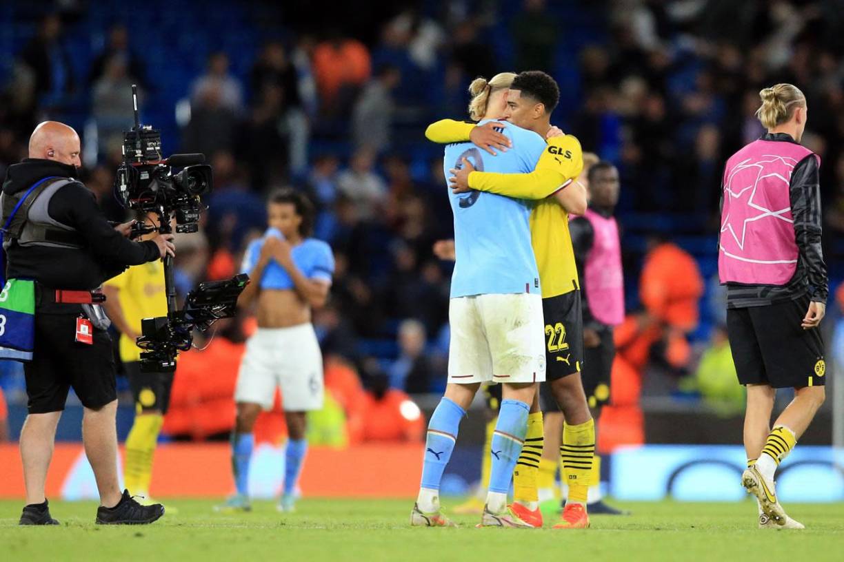 Erling Haaland abrazando a su excompañero Jude Bellingham.