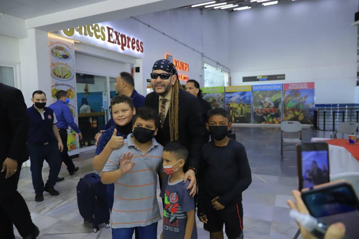 FOTOS: Toño Rosario comparte con sus fans catrachos y anuncia colaboración musical con grupo hondureño