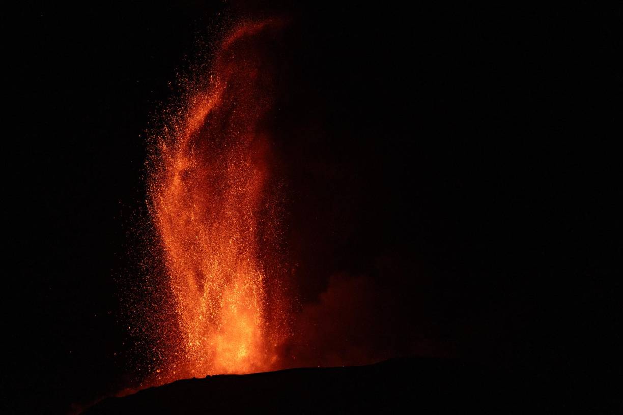 En ese momento, el Etna comenzó lanzar cenizas, que terminaron por conformar una gran columna que llegó a alcanzar una altura de unos 6,000 metros sobre el nivel del mar y que, empujada hacia el este por el viento, cayó ligeramente sobre los centros habitados de Acicastello y Viagrande, en las faldas del volcán.