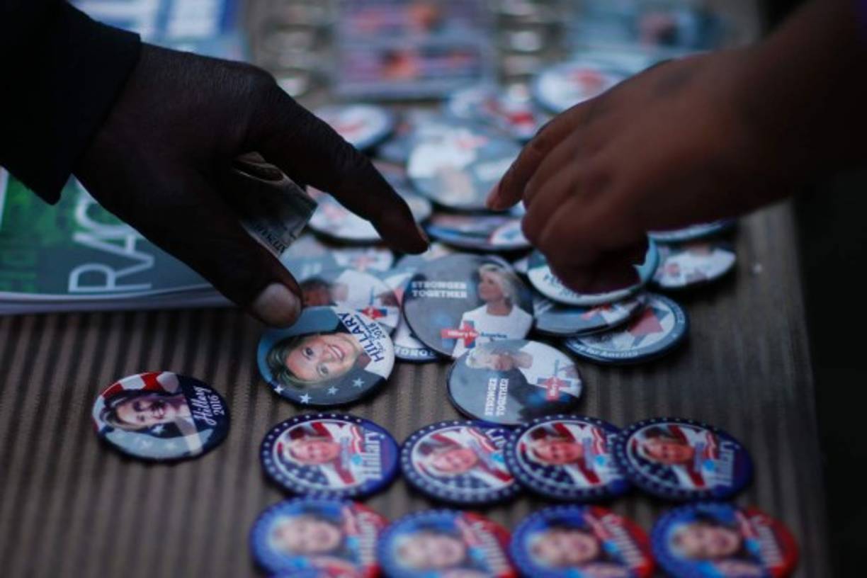 Los asistentes al debate podían obtener los botones con prendedor para mostrar su apoyo a los candidatos.