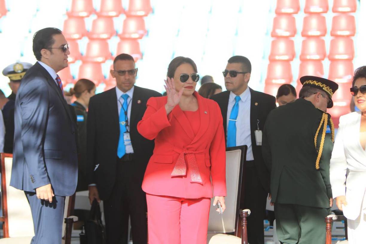 La presidenta Castro saluda a los presentes dentro del Estadio Nacional de Tegucigalpa. 