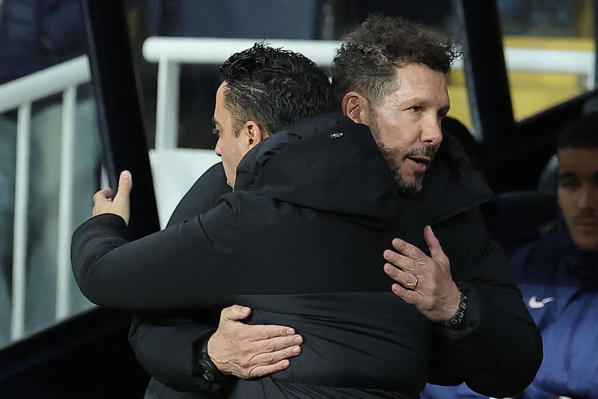 El saludo entre Xavi Hernández y Diego Pablo Simeone antes del inicio del partido.
