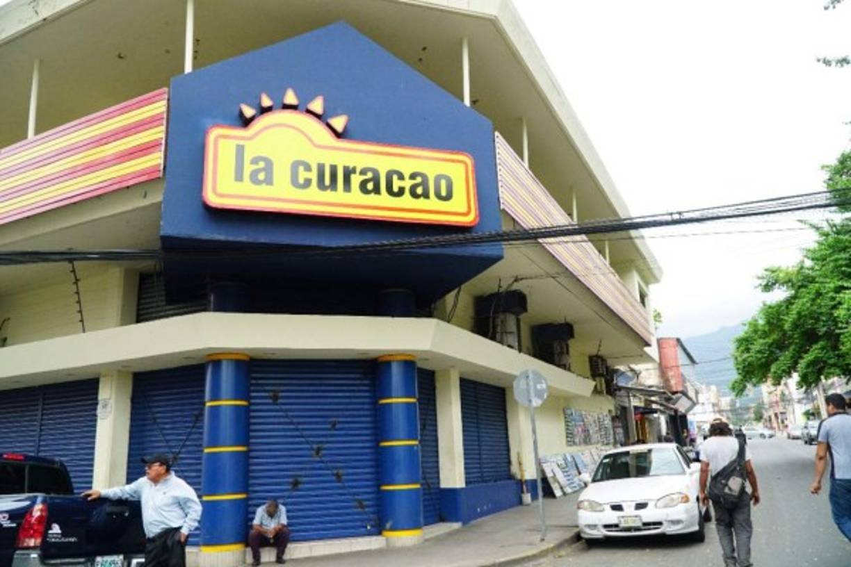 Las grandes comerciales ubicadas en el centro de la ciudad también permanecen cerradas ante el riesgo de nuevos saqueos.