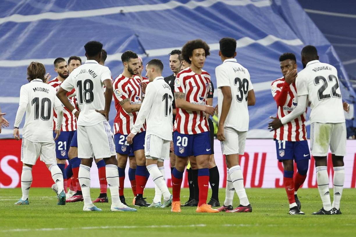 Al final del partido, jugadores de Real Madrid y Atlético se saludaron y otros siguieron reclamando.