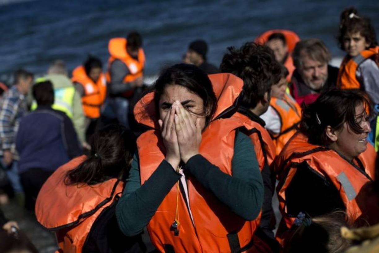 En una playa de Molyvos unos seis niños fueron rescatados inanimados, mientras barcos pesqueros desembarcaban sobrevivientes.
