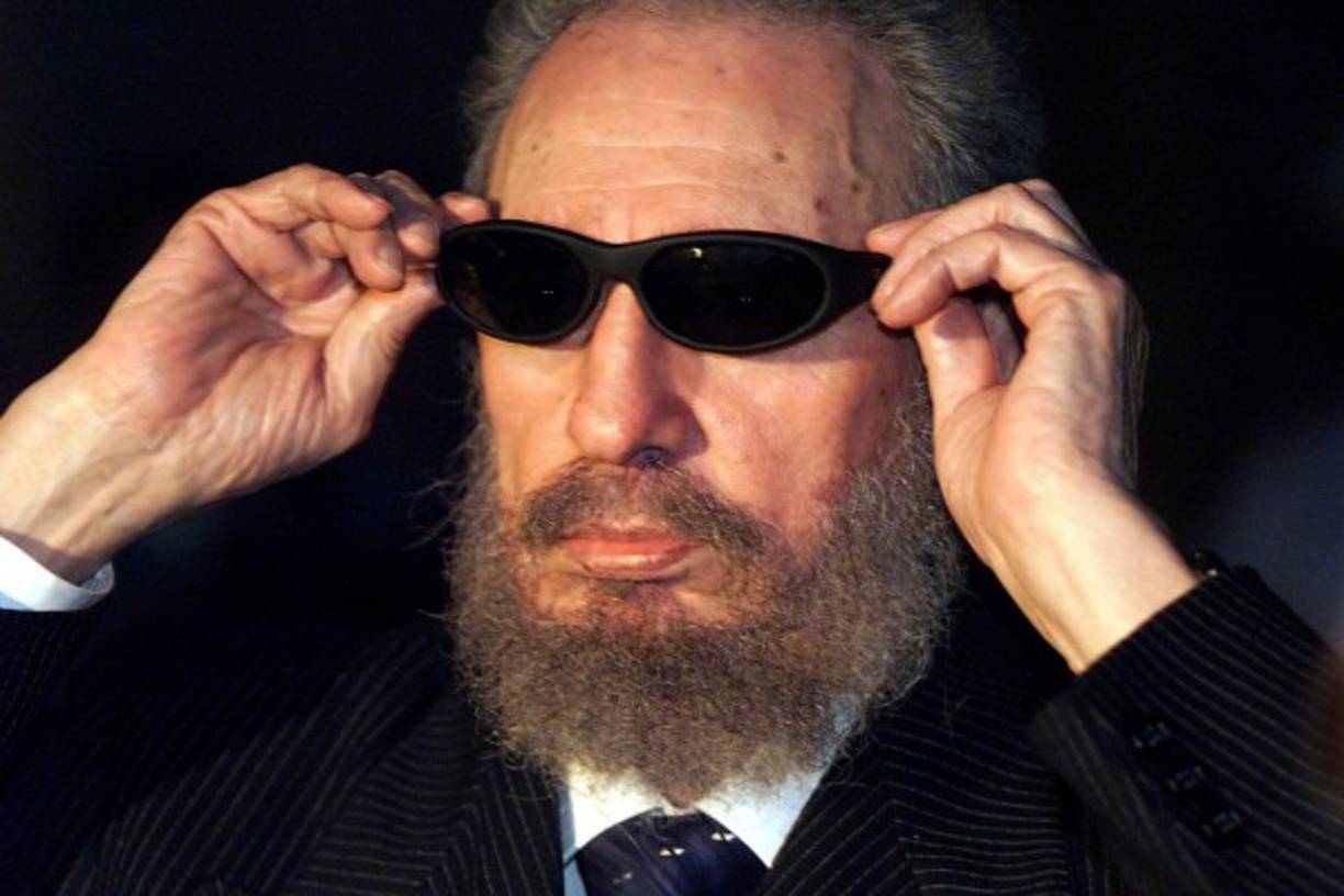 Foto de archivo tomada el 16 de noviembre de 1999. El presidente de Cuba, Fidel Castro, se pone un par de gafas de sol mientras habla a los medios. AFP