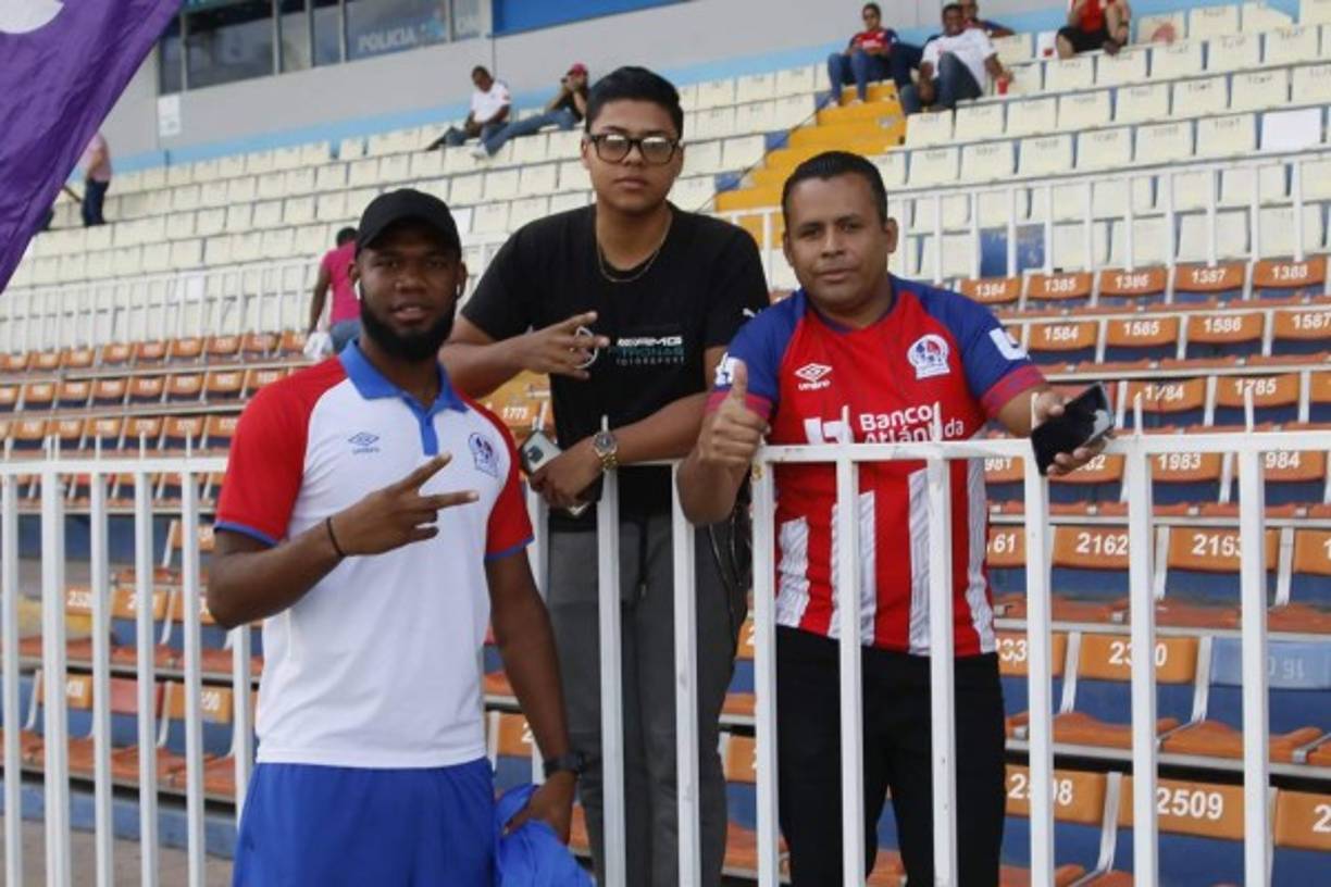 Jorge Benguché posando con dos aficionados del Olimpia antes del partido.