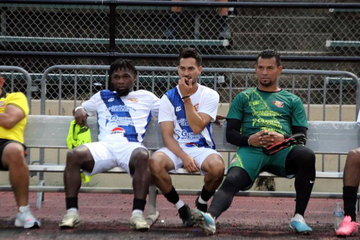 Marcelo Canales, uno de los fichajes del Génesis para el Torneo Apertura 2024, empezó el partido en el banquillo.