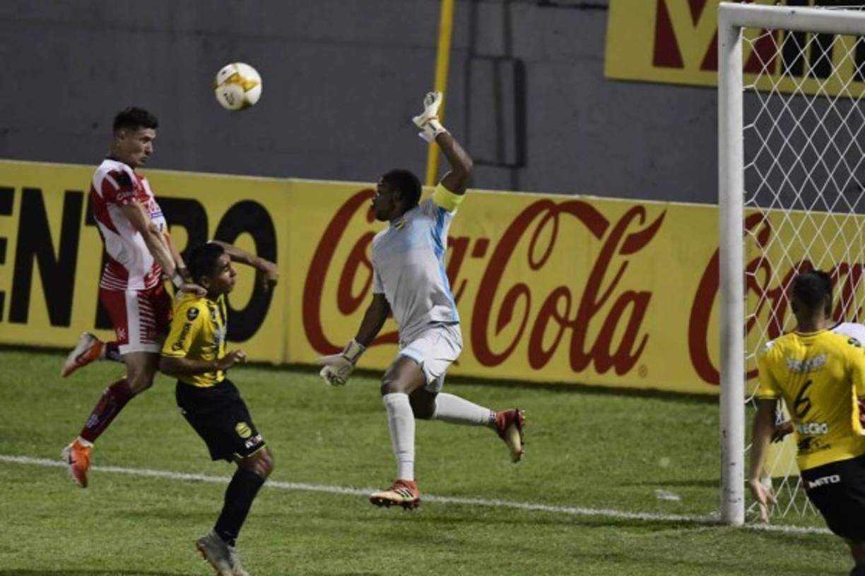 El Vida se adelantó con este cabezazo de Esdras Padillas tras una mala salida de Luis 'Buba' López.