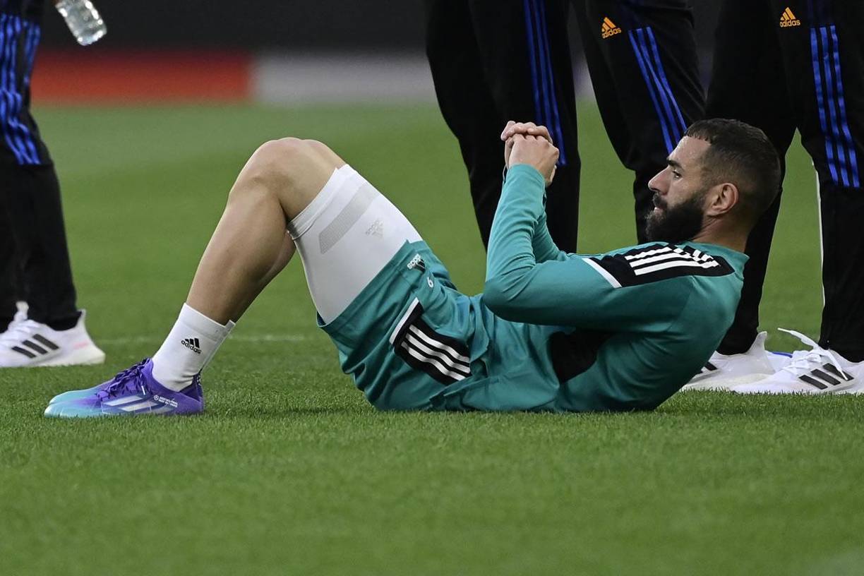 Karim Benzema estuvo varios minutos haciendo abdominales durante la práctica.