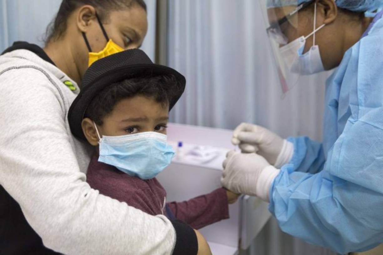 Médicos británicos que analizaron los ocho primeros casos observados en Londres escribieron en la revista médica The Lancet que podría tratarse de 'un nuevo fenómeno que afecta a niños que no mostraban síntomas y para quienes la infección del SARS-CoV-2 se manifiesta como un síndrome hiperinflamatorio'.