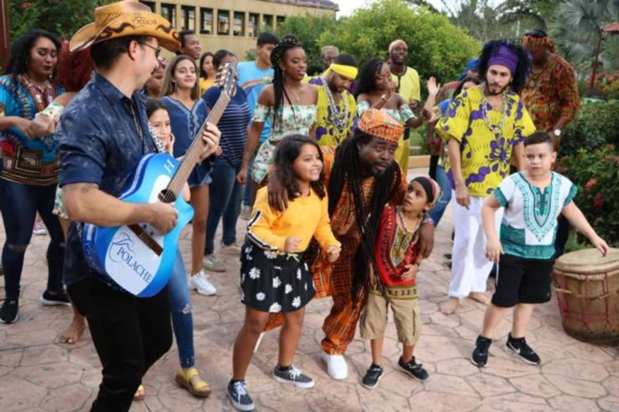 Varios niños, entre ellos la hija del cantate El Chevo, aparecen bailando en el video. Acá aparecen algunos junto a Polache y Nibu Man, integrante de Kazzabe.