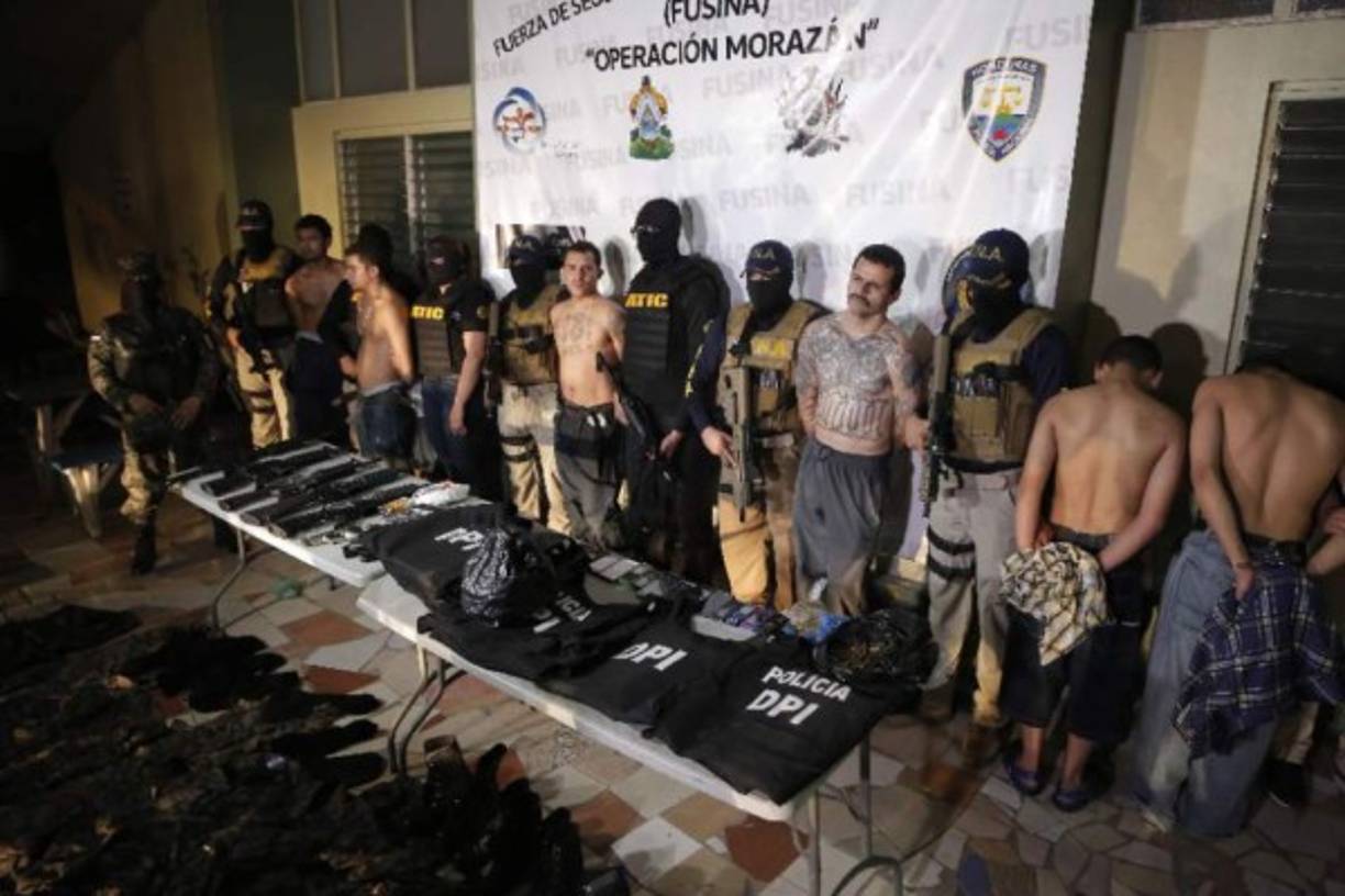 Después de darle seguimiento durante varios días, siete miembros de la pandilla 18 fueron capturados en una lujosa residencia de la colonia Las Mesetas. La operación fue ejecutada la noche de este miércoles por equipos de la Fuerza Nacional Antiextorsión (FNA) y la Policía Militar. Entre los detenidos hay cuatro supuestos jefes de la pandilla, que se supone eran los que dirigían actos criminales en toda la zona norte. Los detenidos fueron identificados preliminarmente como Wilfredo Barahona, alias Baby Travieso, Cristhian Rodolfo Mejía, Enano, Darwin David Andrade González, el Trigueño, Xiomara Elizabeth Mancía Romero y dos menores de edad.