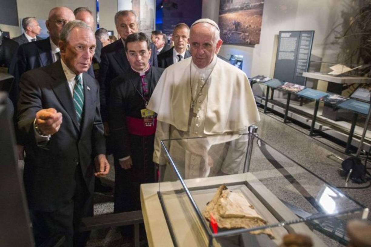 Luego se recitó una oración en recuerdo de las 2.983 víctimas de los atentados de hace catorce años, seguidas de meditaciones sobre la paz, cada una de la cuales quedó marcada al final por el tañido de una campana.