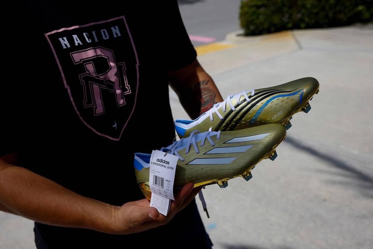 El diseño de los tacos se inspiró en los detalles de los que usó Messi durante su gran debut en el escenario en 2006.